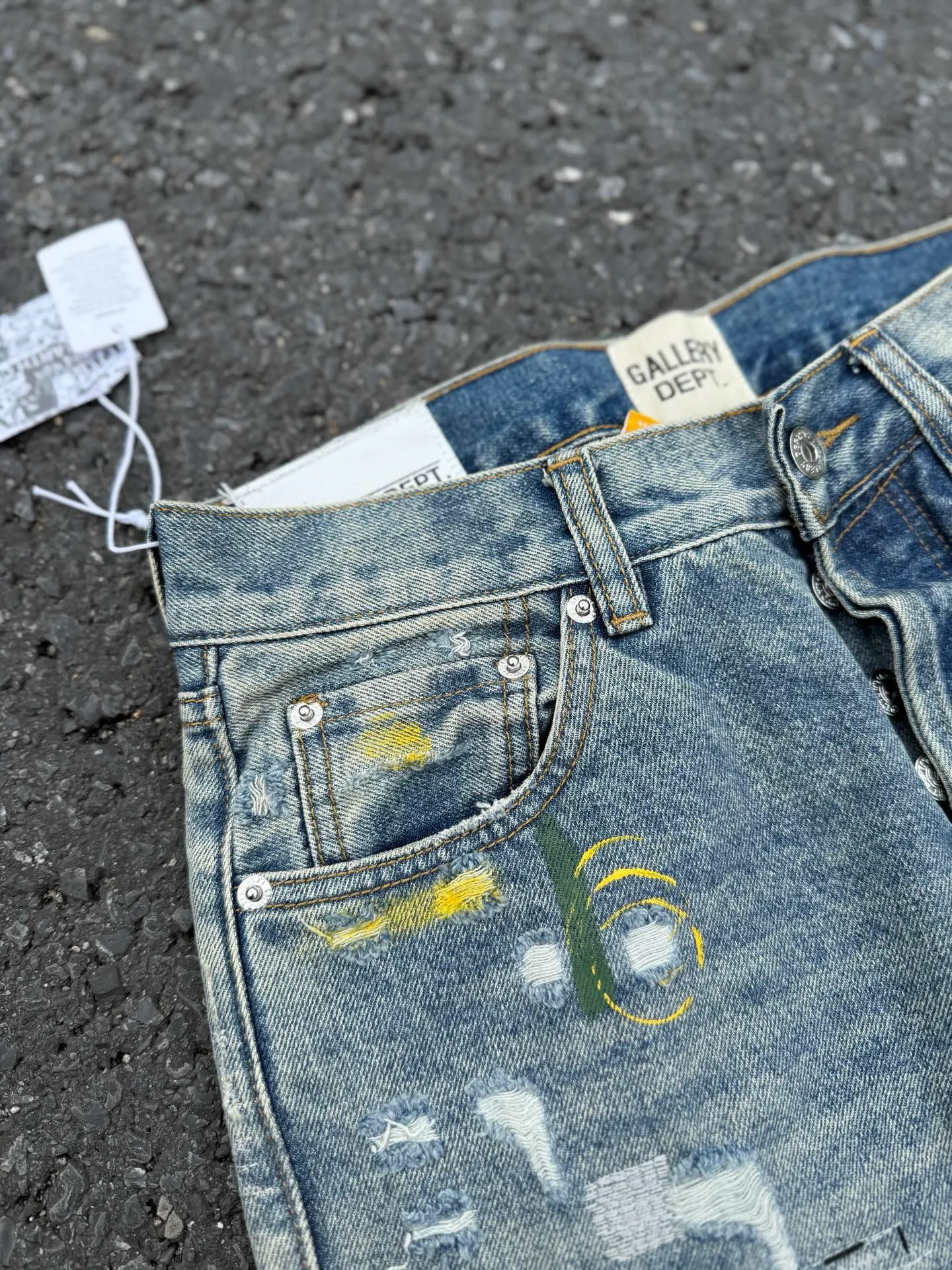 #8215 P300💰 GALLERY DEPT. Vintage splicing, hand-stitched hole patches, random tie lines, loose washed flared jeans - truly restore the ultimate texture of Vintage - original hardware accessories, washed and other elevators, QR code analysis are all purchased from the original factory, high degree of restoration, you are welcome to compare the products ~ - three-dimensional version, loose and comfortable, not picky about the figure, taller and slimmer, factory Seiko, original factory quality control, same style for men and women, can be matched with couples Versatile recommendation: must-have jeans for all seasons - Sizes: 28 30 32 34 36